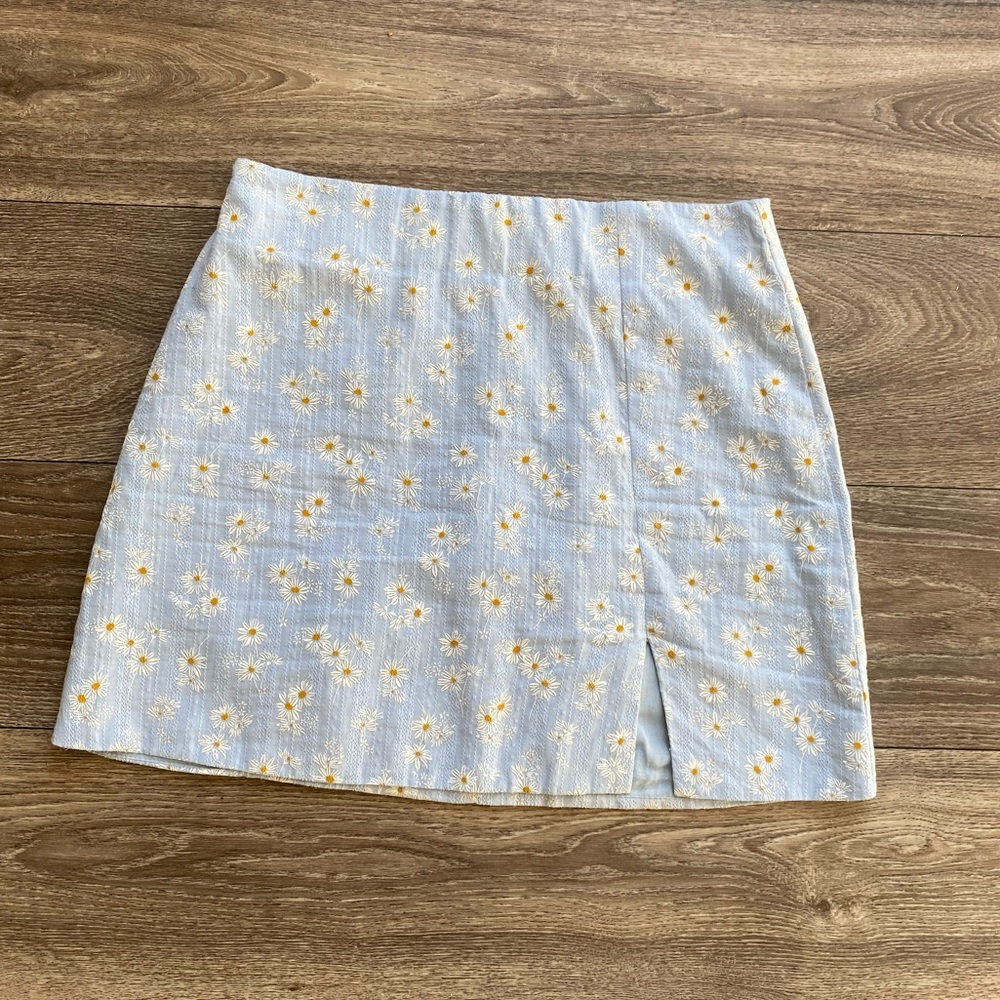 🌺 Embroidered floral mini skirt
